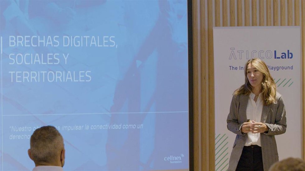 La directora de la Fundación Cellnex, ngels Ucero, durante su intervención.