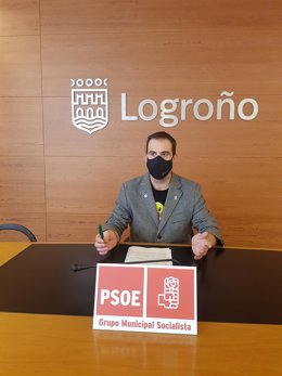 El portavoz del PSOE en el Ayuntamiento, Iván Reinares, en comparecencia de prensa