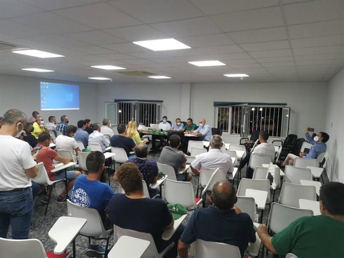 El director general de la Política Agraria Común, Juan Pedro Vera, en una de las reuniones con agricultores