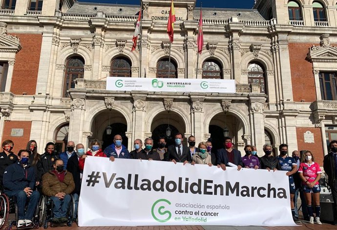 Representantes de clubes y federaciones deportivas, del equipo de Gobierno del Ayuntamiento y de la AECC muestran su apoyo a la X Marcha contra el Cáncer de Valladolid.