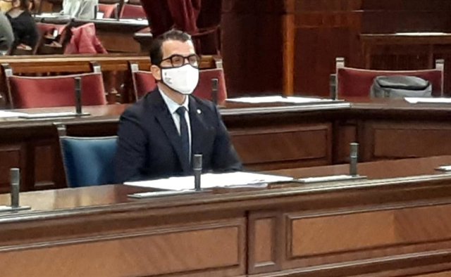 El conseller de Fondos Europeos, Universidad y Cultura, en la Jornada de la Ciencia en el Parlament.