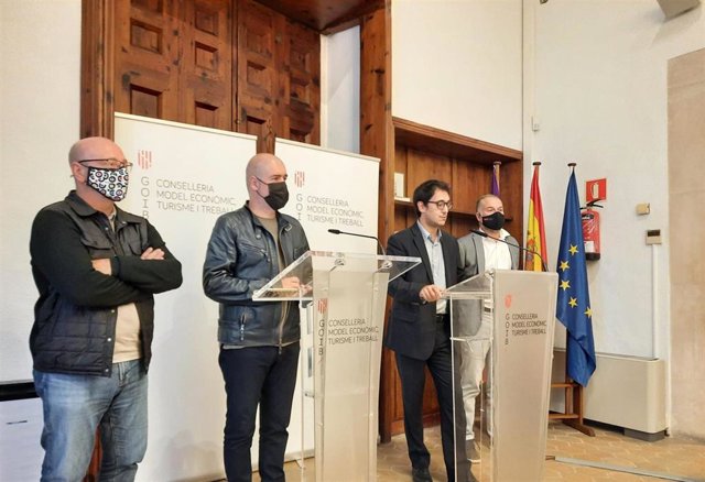 El conseller de Modelo Económico, Turismo y Trabajo, Iago Negueruela, y el secretario general de CCOO, Unai Sordo, en la rueda de prensa.
