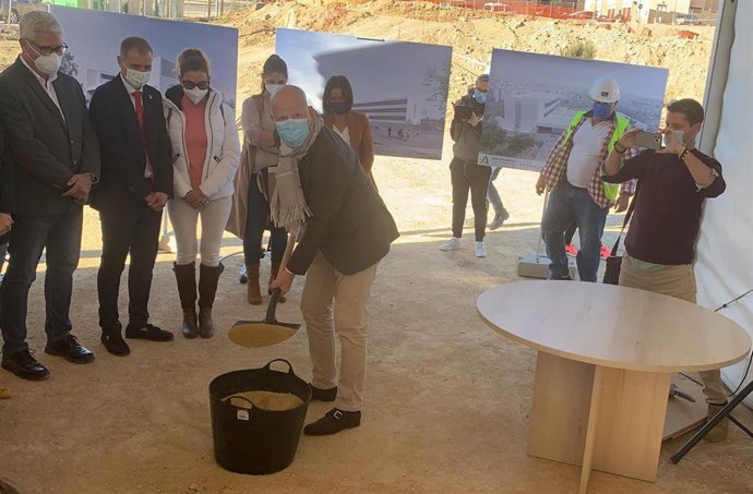 El consejero de Educación y Deporte, Javier Imbroda, en el arranque de las obras del nuevo IES de Huércal de Almería.