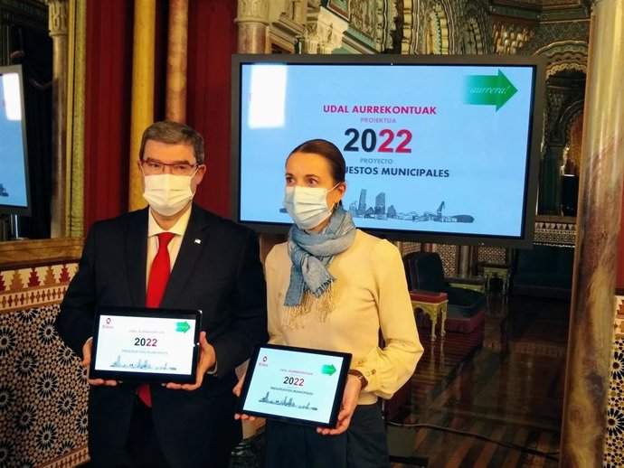 El alcalde de Bilbao, Juan Mari Aburto, y la edil de Hacienda, Marta Ajuria, presentan el presupuesto municipal para 2022.