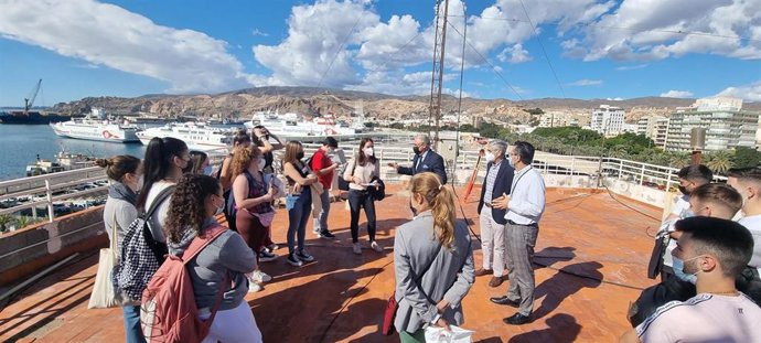 Visita al Puerto de Almería de los alumnos del centro de estudios de FP 'María Inmaculada'.