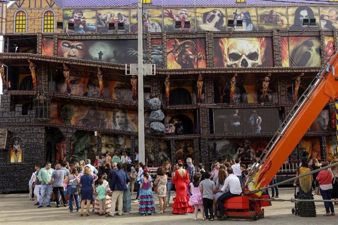 Archivo - Foto de archivo de la calle del Infierno de la Feria de Abril de Sevilla