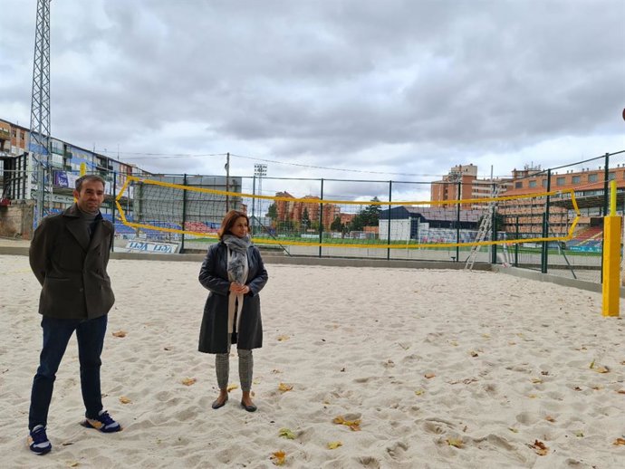 La alcaldesa Emma Buj, con el concejal de Deportes, Carlos Aranda