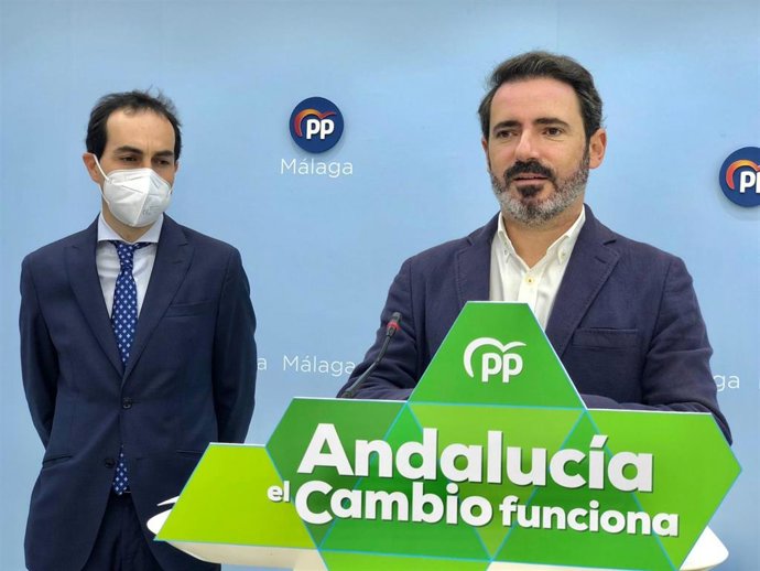Miguel Ángel Ruiz y José Ramón Carmona, diputados autonómicos por el PP de Málaga, en rueda de prensa