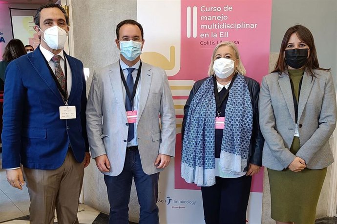 La delegada territorial de Salud, el director gerente del Hospital Universitario Juan Ramón Jiménez, la jefa del servicio de digestivo y el coordinador del grupo andaluz de enfermedad inflamatoria intestinal, especialista del centro.
