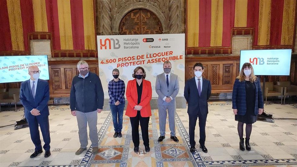 La alcaldesa de Barcelona, Ada Colau; el primer teniente de alcalde, Jaume Collboni; el vicepresidente ejecutivo del AMB, Antonio Balmón; y la concejal de Vivienda, Lucia Martín, junto a los representantes de Cevasa y Neinor, Donato Muñoz y Jordi Argemí.