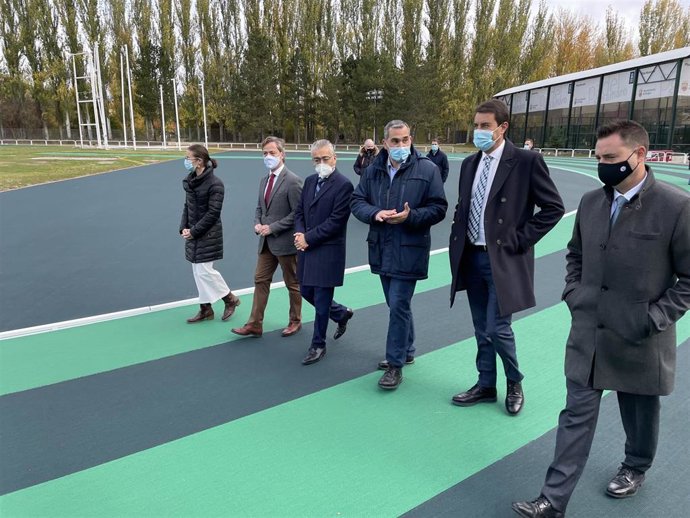 El consejero de la Presidencia, Ángel Ibáñez, y a su derecha el alcalde de Burgos, Daniel de la Rosa, en una visita a las obras de remodelación de las pistas de atletismo de San Amaro.