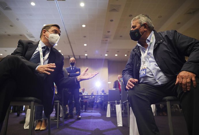 Archivo - El ministro de Agricultura, Pesca y Alimentación, Luis Planas (i); junto al secretario general de UPA, Lorenzo Ramos (i), en la inauguración del VIII Congreso Regional de UPA Andalucía bajo el lema 'Precios justos para un campo con futuro'. En