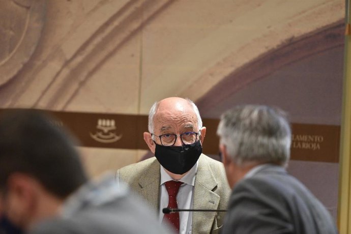 Archivo - El consejero de Educación y Cultura, Pedro Uruñuela, en una comisión parlamentaria