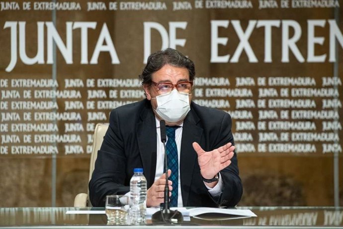 El consejero de Sanidad de la Junta, José María Vergeles, en una comparecencia ante los medios este viernes.