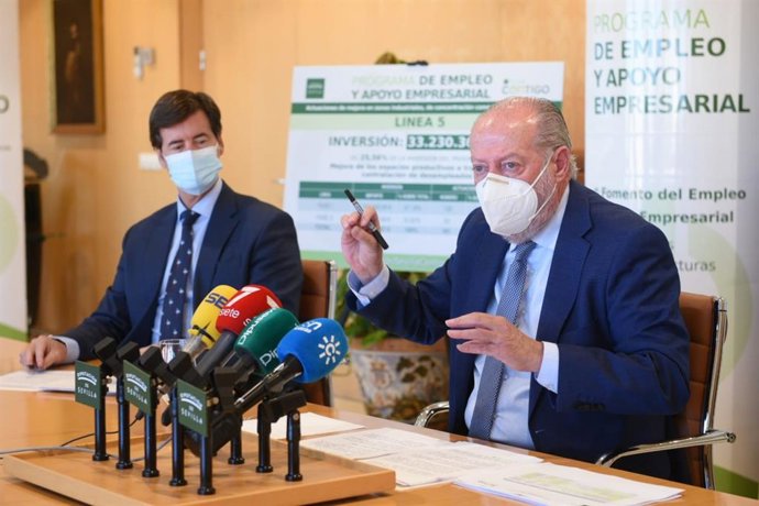El presidente de la Diputación de Sevilla, Fernando Rodríguez Villalobos, ha presentado las líneas 5 y 10 del Programa de Empleo y Apoyo Empresarial del Plan Contigo junto al presidente de la CES, Miguel Rus.
