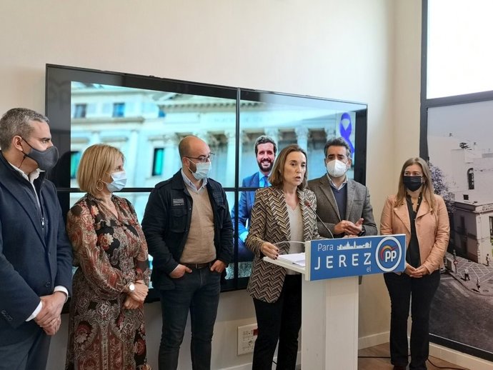 Cuca Gamarra en rueda de prensa en la sede del PP en Jerez.