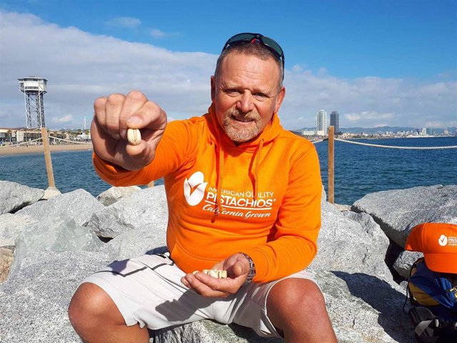 El aventurero Antonio de la Rosa inicia el reto de conquistar la Antártida en solitario.