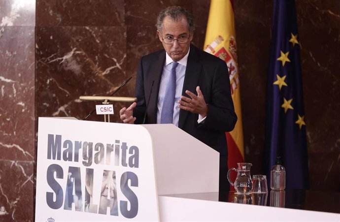 El consejero de Ciencia, Educación y Universidades de la Comunidad de Madrid, Enrique Ossorio, en un homenaje a la científica Margarita Salas, en la sede del CSIC.