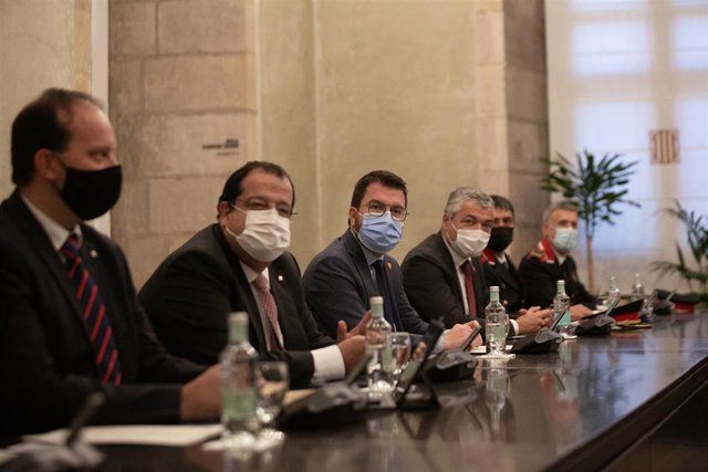 La Generalitat y el gobierno acuerdan subir el techo de los Mossos a 22.006 soldados El consejero del Interior de la Generalitat, Joan Ignasi Elena (2i), y el presidente de la Generalitat de Catalunya, Pere Aragonès (3i), en la reunión del Consejo de Seguridad de Cataluña del 4 de noviembre de 2021 en Barcelona, Cataluña. (España).