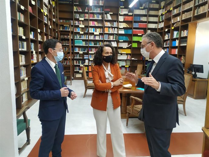 El alcalde de Villanueva, Miguel Ángel Gallardo, la presidenta del TSJEx, María Félix Tena, y el alcalde de Don Benito, José Luis Quintana, tras la reunión mantenida en Cáceres