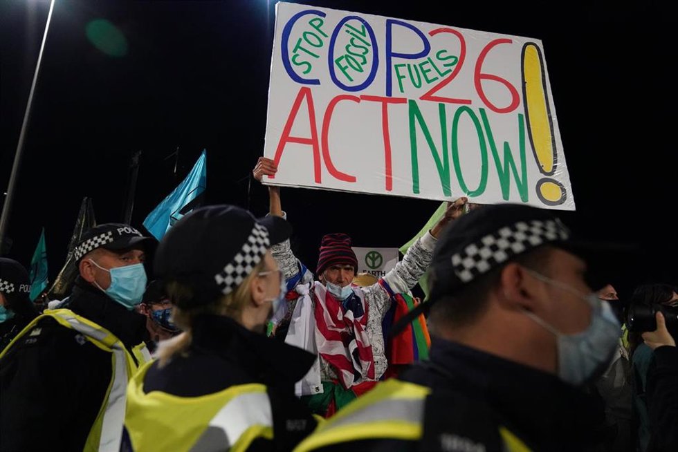 03 November 2021, United Kingdom, Glasgow: Welsh Police officers with protesters at the entrance of the Scottish Event Campus (SEC) in Glasgow where the Cop26 summit is being held. Photo: Andrew Milligan/PA Wire/dpa
