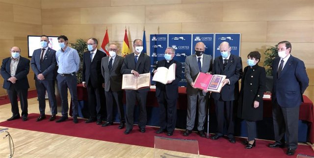 Presentación de la nueva edición manuscrita de los Fueros de León en las Cortes antes del acto de exaltación de esta norma milenaria.