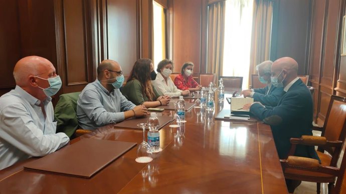 Reunión de representantes sindicales con el subdelegado del Gobierno en Málaga, Javier Salas, sobre la situación de Tivoli