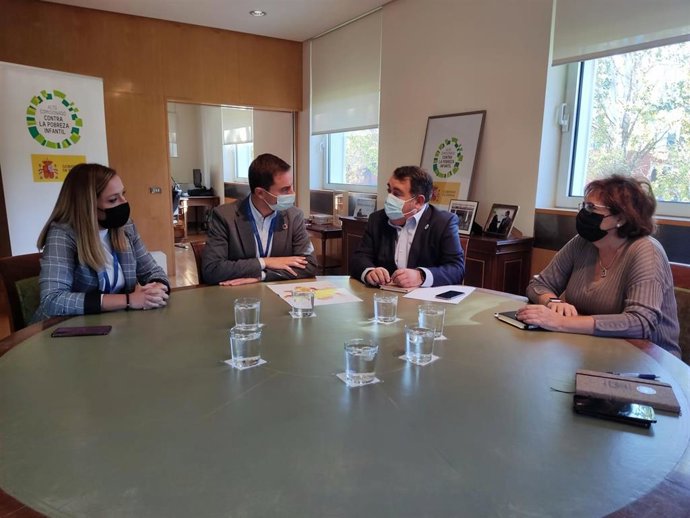 El portavoz del PSOE en la Asamblea de Madrid, Juan Lobato, junto con la diputada Lorena Morales, así como la directora de la Oficina del Alto Comisionado, Carmen Gayo, y la vocal asesora, Gabriela Jorquera.