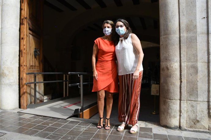 Archivo - La vicepresidenta , Mónica Oltra y la vicepresidenta segunda del Gobierno , Yolanda Díaz, en su reunión del pasdo 3 de septiembre de 2021, 