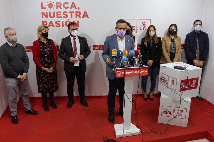 El secretario general del PSRM y portavoz del Grupo Parlamentario Socialista, Diego Conesa, se dirige a los medios de comunicación
