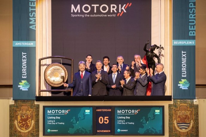 Marco Marlia, CEO y cofundador de MotorK, y su equipo tocaron el timbre durante una tradicional Ceremonia de Gong esta mañana para celebrar la Oferta Pública Inicial de la compañía