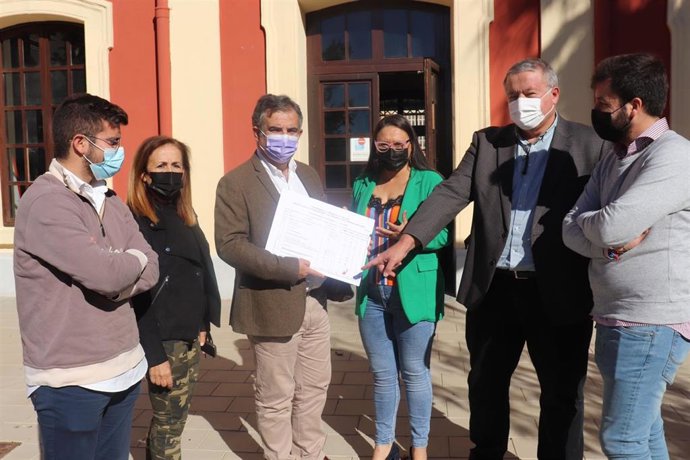 El senador del PP, Juan María Vázquez, que ha ofrecido una rueda de prensa junto con su homólogo Francisco Bernabé, atienden a los medios de comunicación