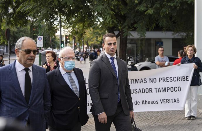 Llegada a los juzgados de el psiquiatra hispalense Javier Criado, en el centro de la imagen, el primer día del juicio
