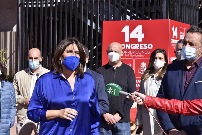 La portavoz parlamentaria del PSOE-A, Ángeles Férriz, atiende a los medios en el Palacio de Congresos de Torremolinos (Málaga) a unas horas del inicio del XIV Congreso del PSOE-A.