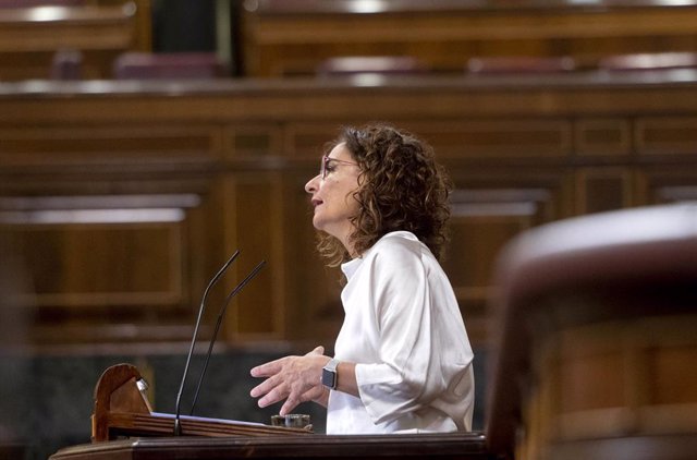 La ministra de Hacienda, María Jesús Montero, interviene en una sesión plenaria en el Congreso de los Diputados, a 4 de noviembre de 2021, en Madrid, (España).