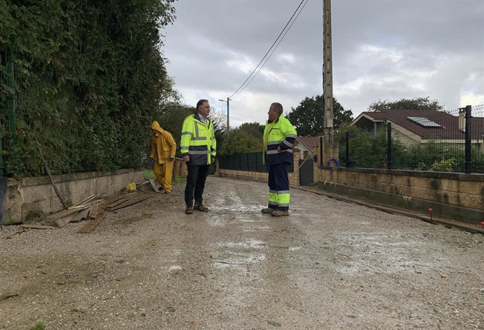 Visita del concejal de Infraestructuras en el medio rural, Alejandro  Villa, a las obras de mejora del camino en Forfontía.