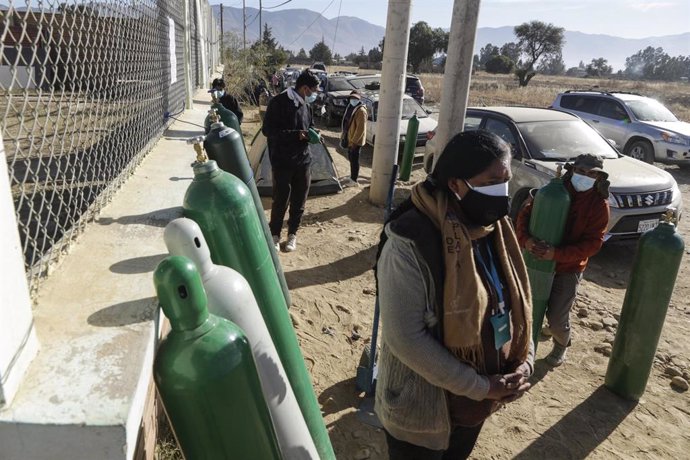 Archivo - Personas esperan para rellenar tanques de oxígeno en Cochabamba, Bolivia. 