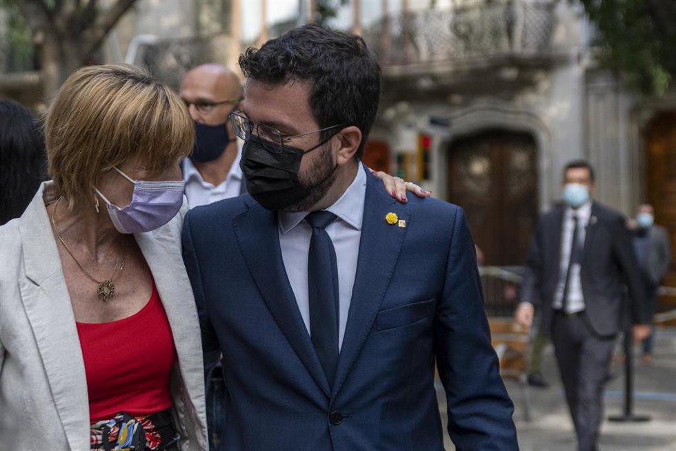 Archivo - El presidente de la Generalitat, Pere Aragons (d), y la expresidenta del Parlament Carme Forcadell 