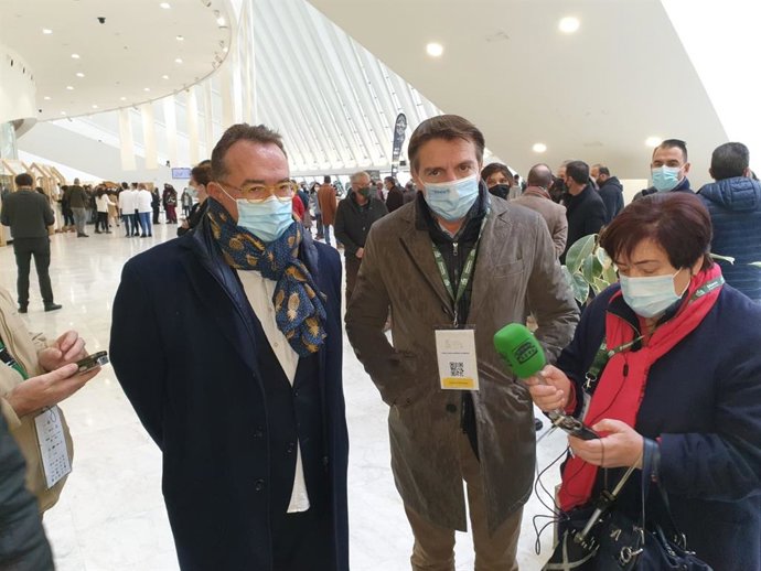 El presidente de la Confederación Empresarial de Hostelería de España, José Luis Yzuel y el presidente de Otea Asturias, José Luis Álvarez Almeida en el Festival Internacional de Quesos en Oviedo.