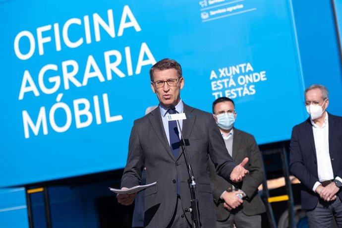 El titular del Gobierno gallego, Alberto Núñez Feijóo, acompañado del conselleiro do Medio Rural, José González Vázquez, participa en la presentación de la Oficina Agraria Móvil
