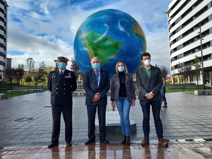 La alcaldesa, Amaia del Campo, el concejal de Alcaldía, Gorka Zubiaurre, el director de Puertos y Asuntos Marítimos del Gobierno Vasco,  Aitor Etxebarria Atutxa, y el historiador Daniel Zulaika, junto al globo terráqueo que recuerda a Juan de Zubileta.