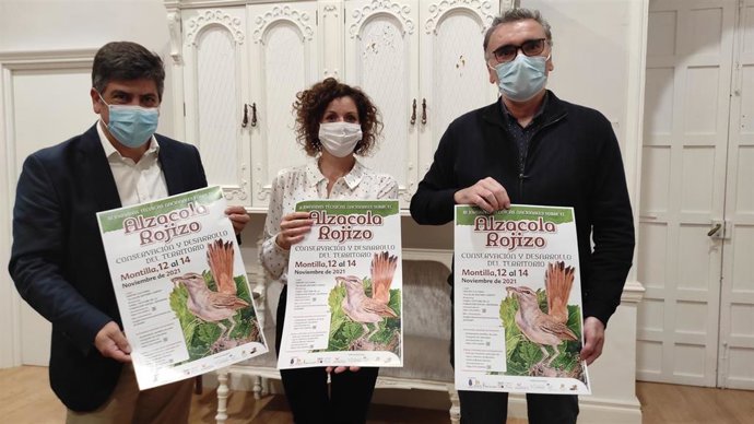 El delegado de Cohesión Social, Consumo, Participación Ciudadana y Protección Civil en la Diputación de Córdoba, Rafael Llamas (izda.), en la presentación de las jornadas sobre el Alzacola Rojizo.