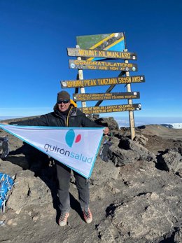 El traumatólogo de Quirónsalud Miguel Toledo , en la cima del Kilimanjaro