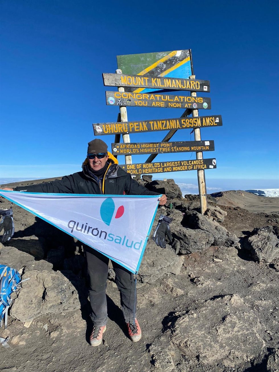 El traumatólogo de Quirónsalud Miguel Toledo , en la cima del Kilimanjaro