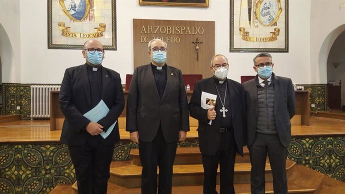 El arzobispo de Toledo, Francisco Cerro Chaves; el vicario general, Francisco-César García Magán; el vicario Episcopal de Asuntos Económicos, Ángel Camuñas y el ecónomo diocesano, Anastasio Gómez, en rueda de prensa.