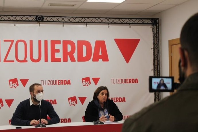 El coodinador general de IU, Diego Mendiola, y la diputada Henar Moreno