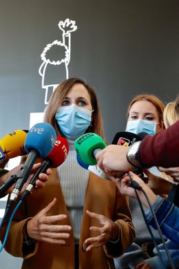 La ministra de Derechos Sociales y Agenda 2030, Ione Belarra, ofrece declaraciones a los medios durante una visita al Instituto Tecnológico de Aragón (ITAINNOVA).
