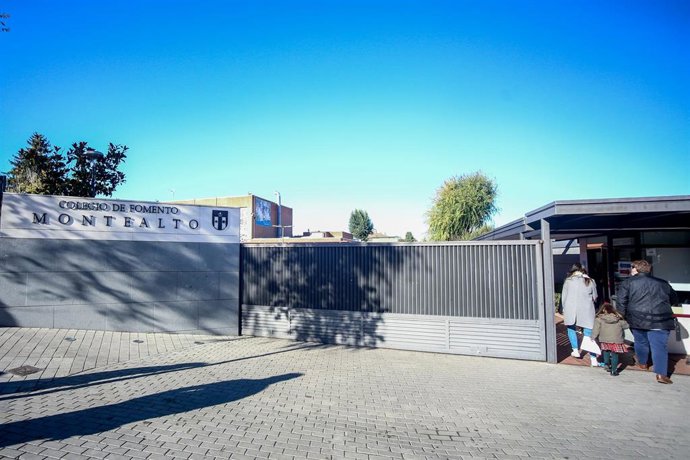 Una familia entra al colegio Fomento de Montealto de Madrid donde la tarde de ayer se produjo un atropello mortal, a 5 de noviembre de 2021, en Madrid, (España).