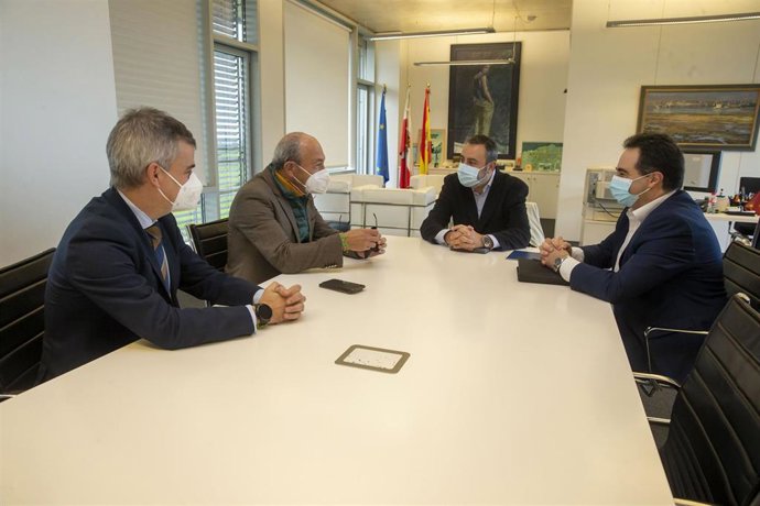 El consejero de Industria, Turismo, Innovación, Transporte y Comercio,Javier López Marcano,recibe al responsable de INDRA, Jaime González