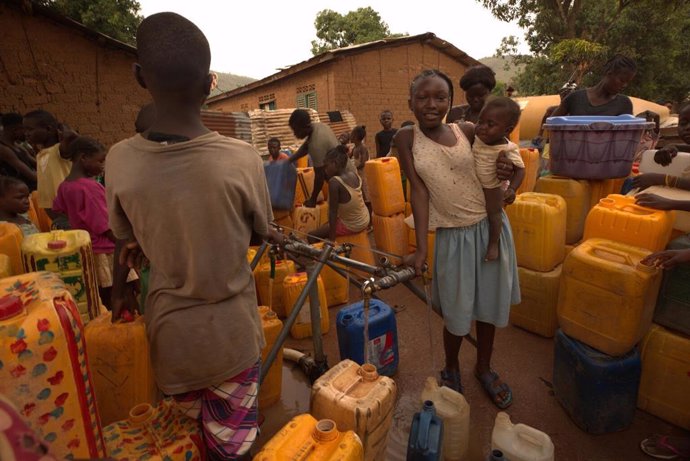 Archivo - Suministro de agua en el barrio de Gobongo, en Bangui